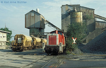 Als die Schotterverladung in Rotenhain noch blühte konnte Karl Arne Richter 1996 eine Kölner 290 beim Rangieren im Werk der Basalt AG antreffen.