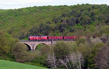 Am 02.05.2003 rauscht 215 133 ber das Niedererbacher Viadukt Richtung Limburg. Foto: Carl-Otto Ames