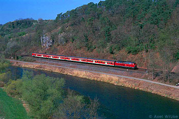 Durch den starken Pendlerverkehr bestand lange Zeit die Notwendigkeit für den Einsatz von lokbespannten Zügen. Axel Witzke hatte am 13.04.2003 bei Villmar einen guten Ausblick auf Lahn und Zug.