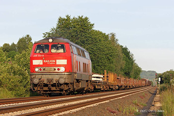 225 133 mit Gterzug auf der Lahntalbahn. Foto: Carl-Otto Ames