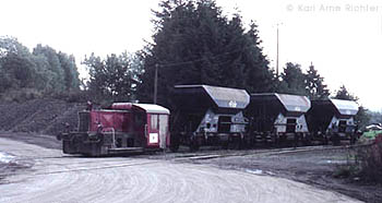 Die ehemalige 323 951 wies 1995 schon deutliche Gebrauchsspuren auf, als sie im Werk Stockum-Püschen mit drei Schotterwagen der NS rangierte. Karl Arne Richter war vor Ort dabei.