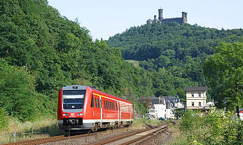 Seit 1998 kommen auf der Lahntalbahn Neigetechnikzüge zum Einsatz. Gregor Schaab hatte am 29.07.2003 einen guten Ausblick auf Schaumburg, Bahnhof Balduinstein und den 612 144.