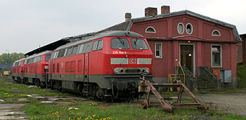 Nach dem Rckbau der Limburger Bw-Anlagen werden die Cargo-Loks am ehemaligen Magazingebude sowie im Rangierbahnhof abgestellt. Karl Arne Richter traf am 17.04.2005 225 081, 051 und 100 an.