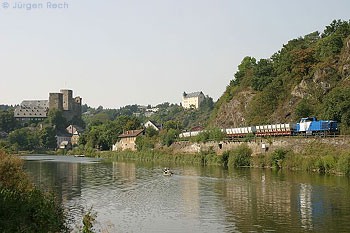 Am 20.08.2003 konnte Jürgen Rech die G 1206 der duisport rail mit einem Zug nach Stadtallendorf in Runkel im Bild festhalten.