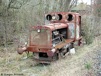 Erstaunlich, dass die 1929 gebaute Diesellok im Anschluss Ludwig sogar den Jahrtausendwechsel betriebsfhig berstand. Groe Augen machteam 30.03.2001 auch Gregor Schaab.