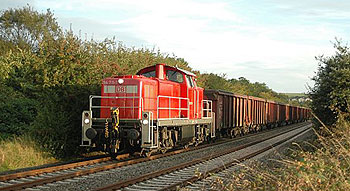 Auf dem 2003 renovierten Abschnitt Staffel - Limburg blubbert am 13.09.2004 eine 294 mit angehängtem Leerzug Richtung Montabaur. Foto: Holger Schäfer