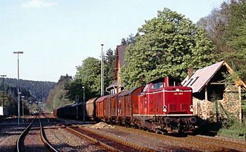 Bis Juli 1994 verkehrten die Tonzüge via Brex zum Knotenpunkt Neuwied, hier am 06.05.1988 aufgenommen im Abzweigebahnhof Grenzau. Foto: Carl-Otto Ames