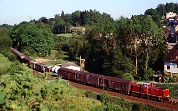 212 115 mit Tonzug am 23.05.1989 nahe Hundsdorf. Foto: Carl-Otto Ames