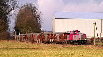 212-CL 326 der RSE bediente im Auftrag der TX Logistik am 14.01.2005 die Westerwaldquerbahn, hier aufgenommen vor einer Lagerhalle für Ton nahe Staudt. Foto: Clemens Schumacher/XILO.de