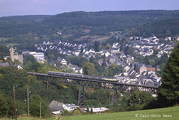 Die Westerburge Talbrücke mit einem Sonderzug. Foto: Carl-Otto Ames